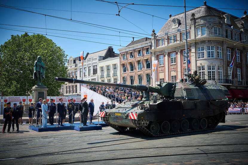 Militairen lopen met een tank door het centrum van Den Haag