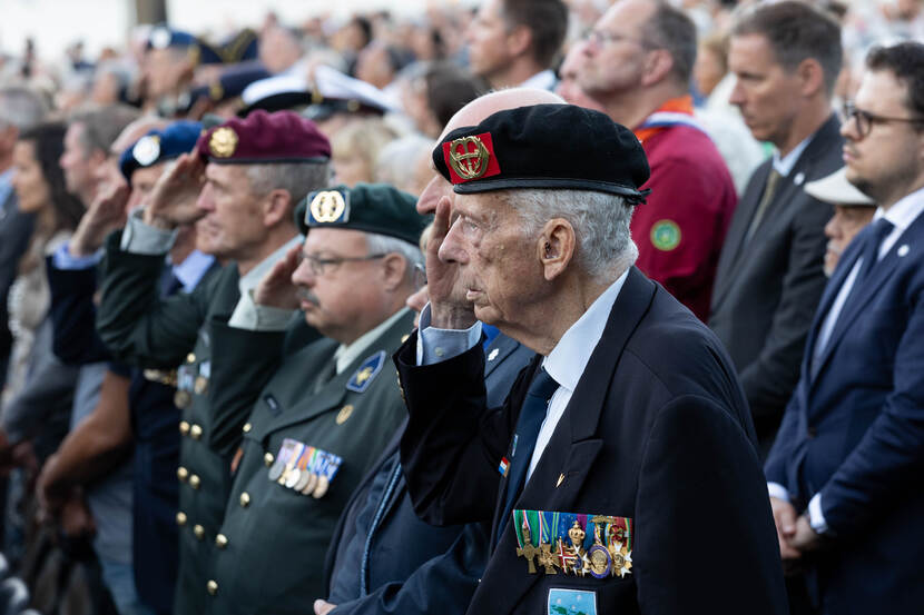 Veteranen in pak met decoraties