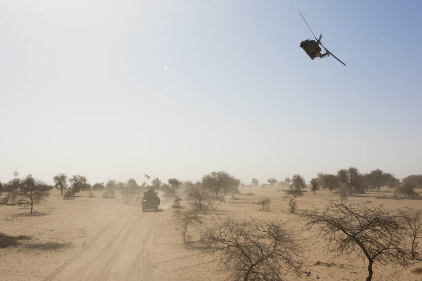 Een helikopter vliegt boven Nederlandse troepen in Mali.