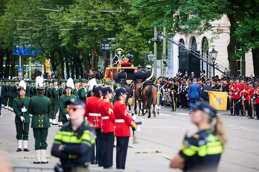 Militairen langs de route op Prinsjesdag.