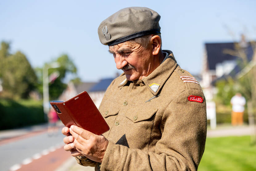 Portret van een veteraan in een Pools uniform