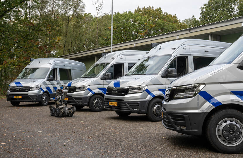 De nieuwe bussen en robot van de EOD staan opgesteld tijdens de presentatie.