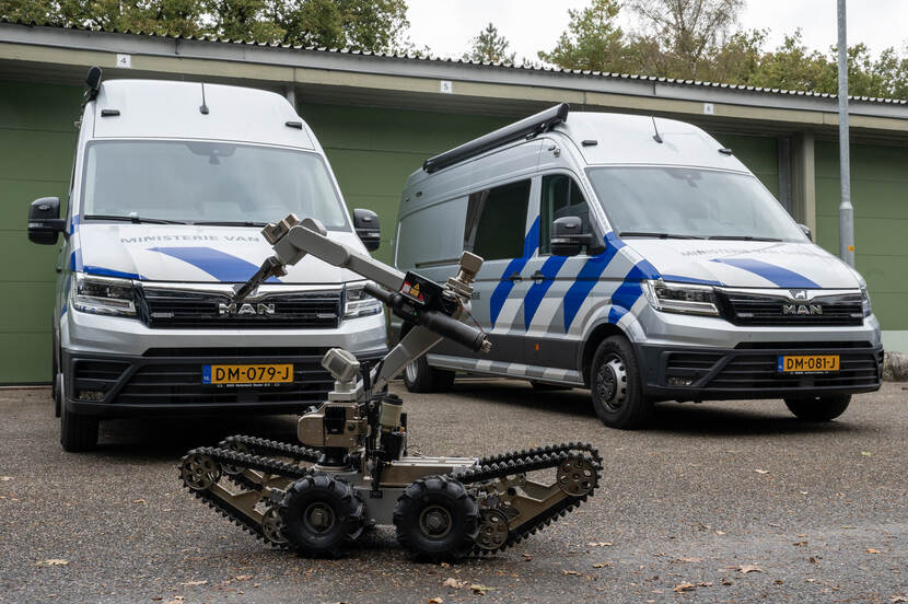 Bussen en een robot van de EOD staan opgesteld tijdens de sleuteloverdracht.