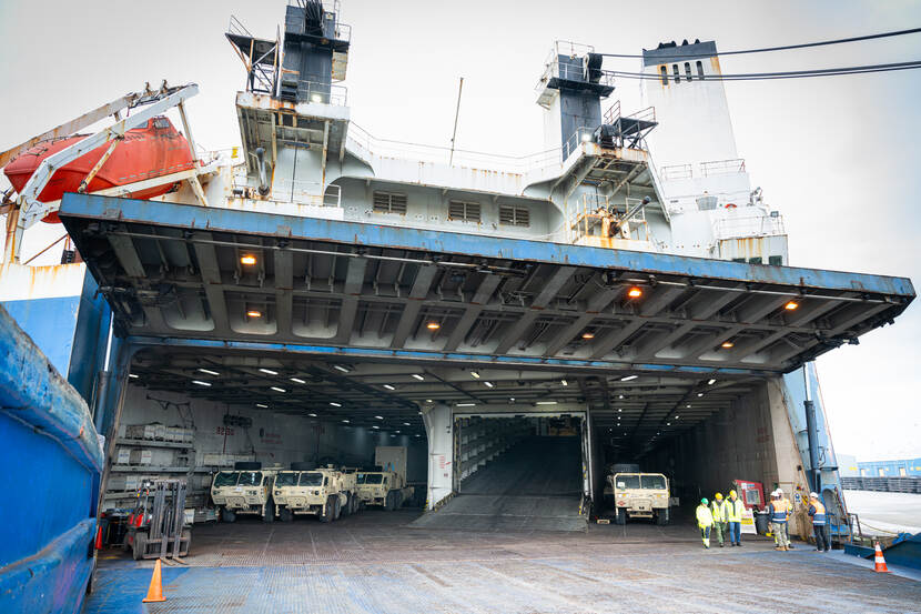 Een schip in een haven.