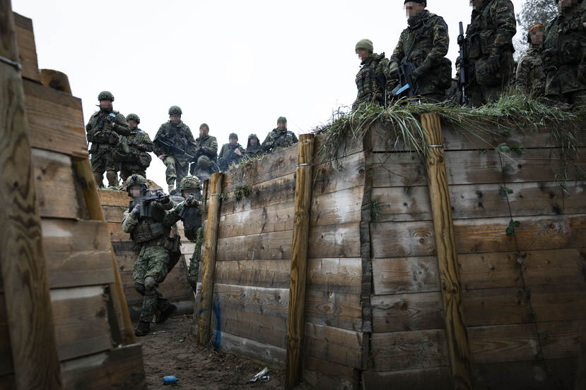 Militairen in loopgraven.