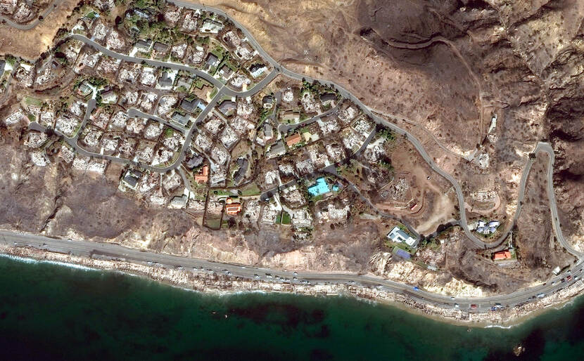 Luchtfoto van een door brand verwoeste wijk