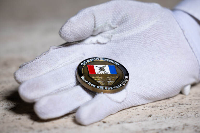 De coin van DVLMB met de wapenspreuk