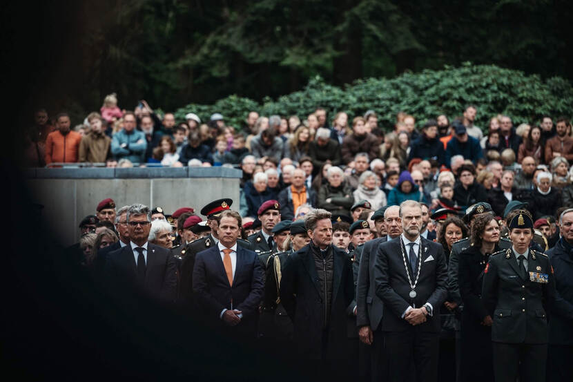 Staatssecretaris Gijs Tuinman legde op 4 mei een krans op het Militair Ereveld Grebbeberg in Rhenen.
