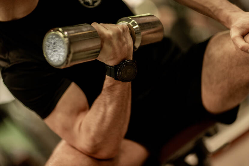 Militair met dumbbell.