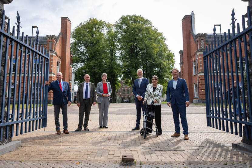 De kazerne opent haar poorten letterlijk.
