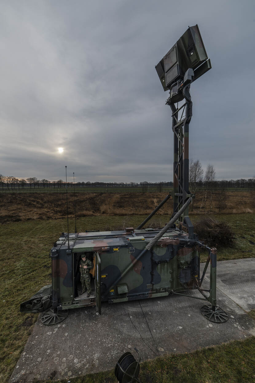 zicht op een NASAMS-radar in het veld.