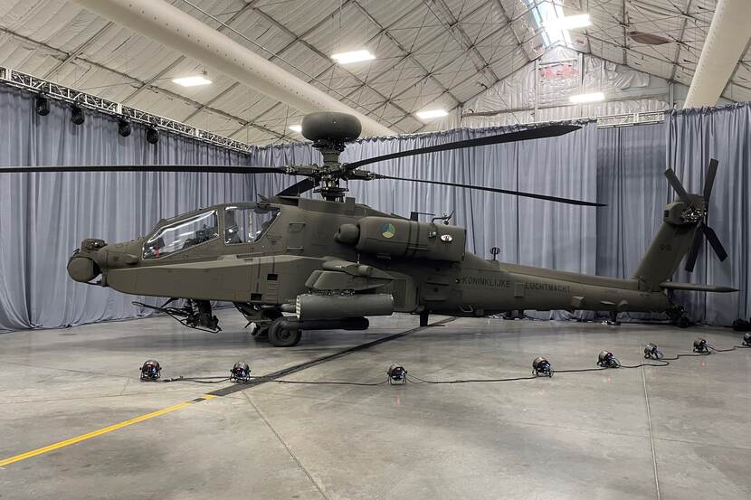 Apache-gevechtshelikopter staat in schijnwerpers