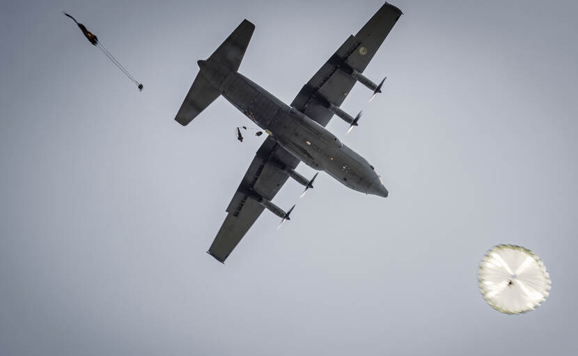 Parachutisten springen uit de Nederlandse C-130.