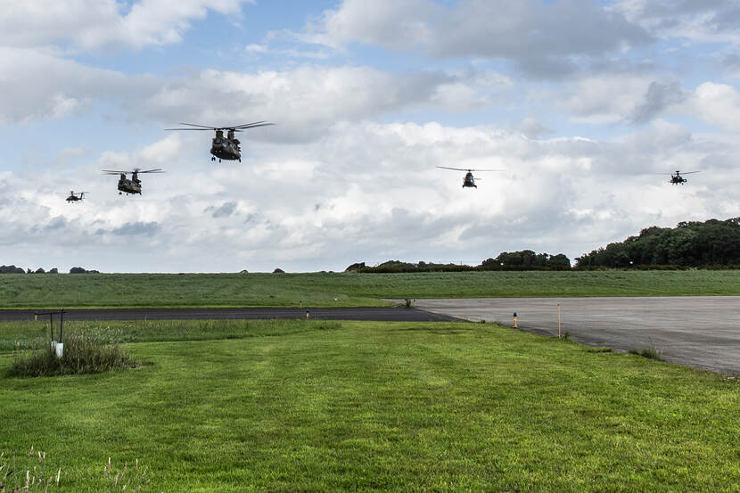 Een formatie van vijf helikopters.