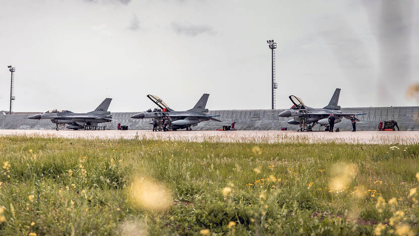 Drie Nederlandse F-16’s op de flightline in Roemenië.