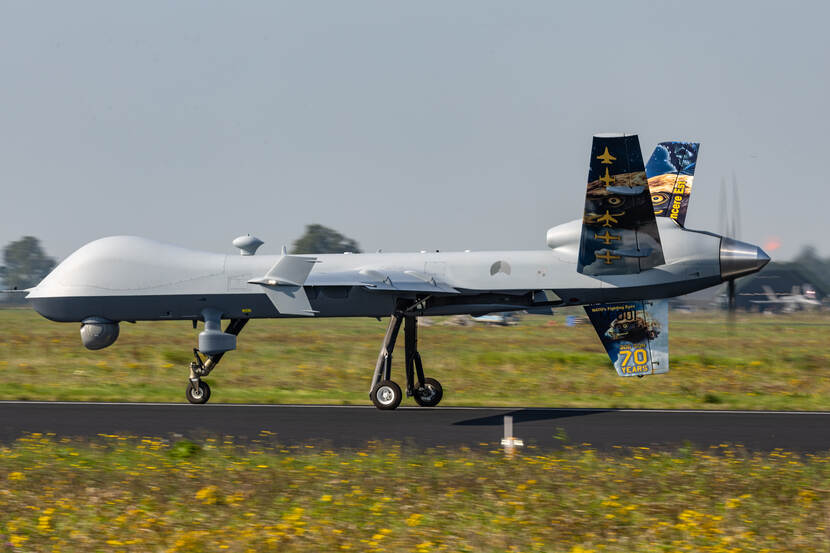 n MQ-9 Reaper taxiet op Vliegbasis Leeuwarden.