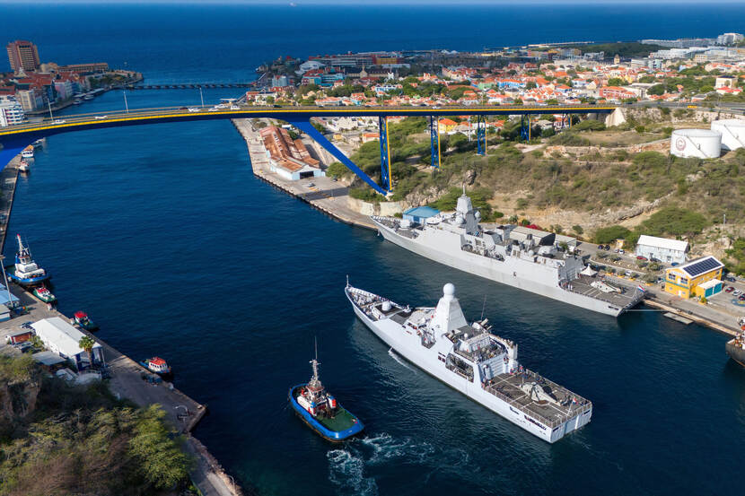 De schepen Tromp en Holland in Willemstad, met op het achterdek beide een NH90.