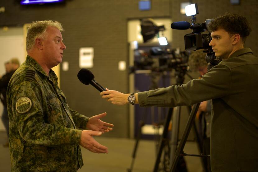 Commandant AMC, kolonel Jorrit de Gruijter, in gesprek met een van de vele journalisten die een item maken van de repatriëringsvlucht van 4 oktober.