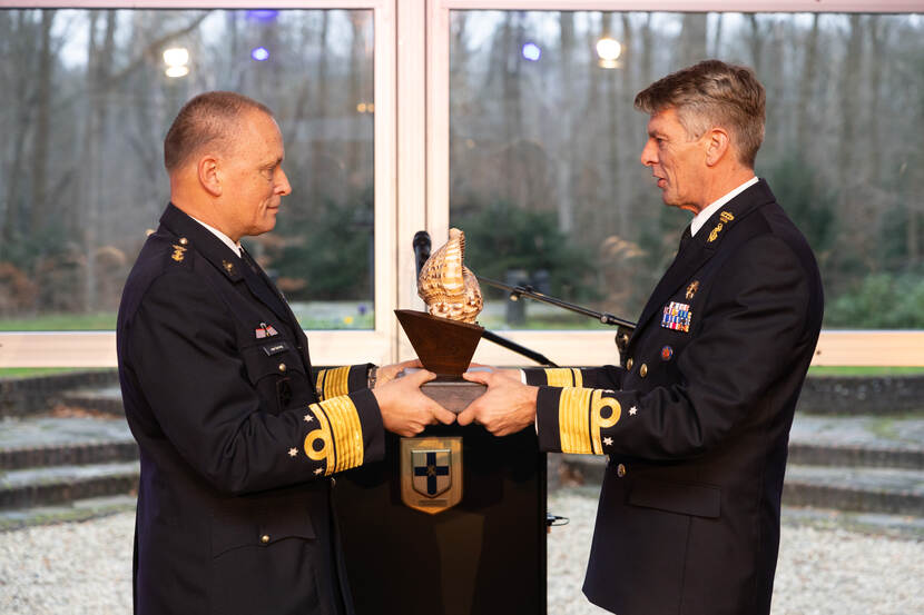 Luitenant-generaal der mariniers Frank van Sprang draagt zijn functie over aan viceadmiraal Boudewijn Boots.