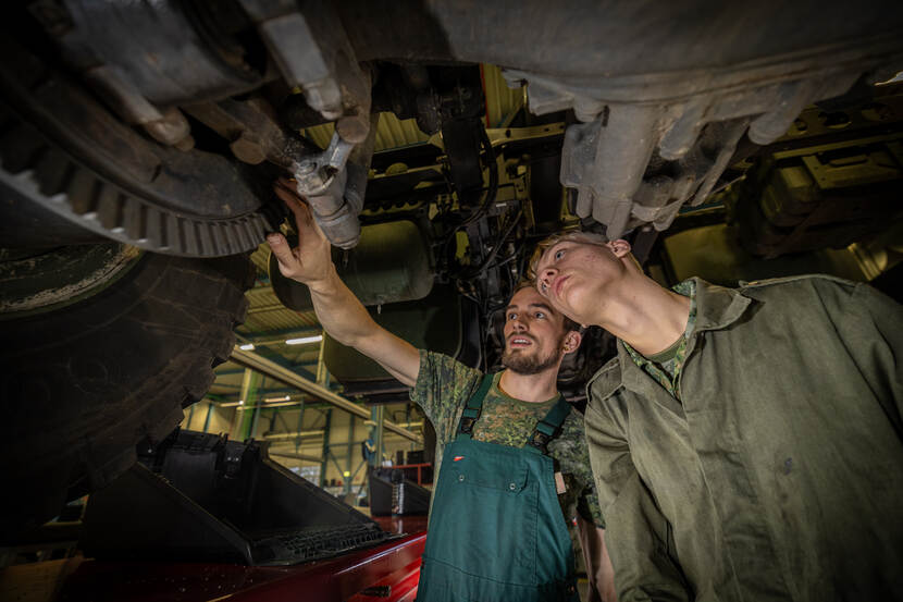 Twee voertuigmonteurs aan het werk.