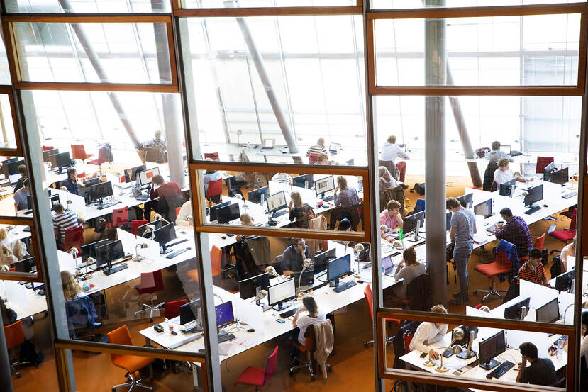 Studenten in de bibliotheek van de TU Delft.