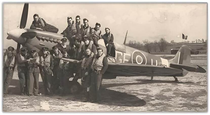 Historische foto van Spitfire met militair personeel.