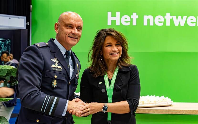 Generaal Steur schudt een bestuurslid van KPN de hand.