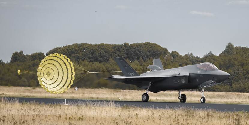 F-35 op een landingsbaan met achter zich een remparachute.