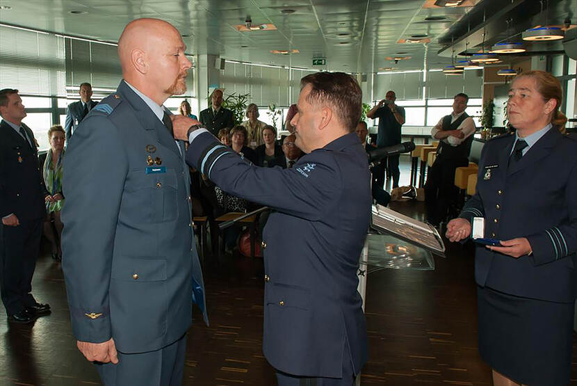 Plaatsvervangend Commandant Luchtstrijdkrachten generaal-majoor Emile van Duren speldt het Draaginsigne Gewonden op bij adjudant Raijmann.