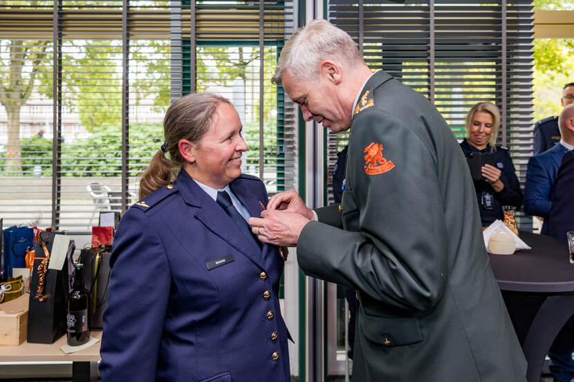 Kolonel Bibi Schmitz krijgt het Ereteken opgespeld.
