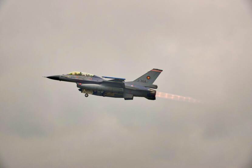 Prinses Amalia vliegt mee in een F-16-tweezitter.