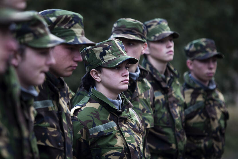 Jongeren in gevechtstenue.