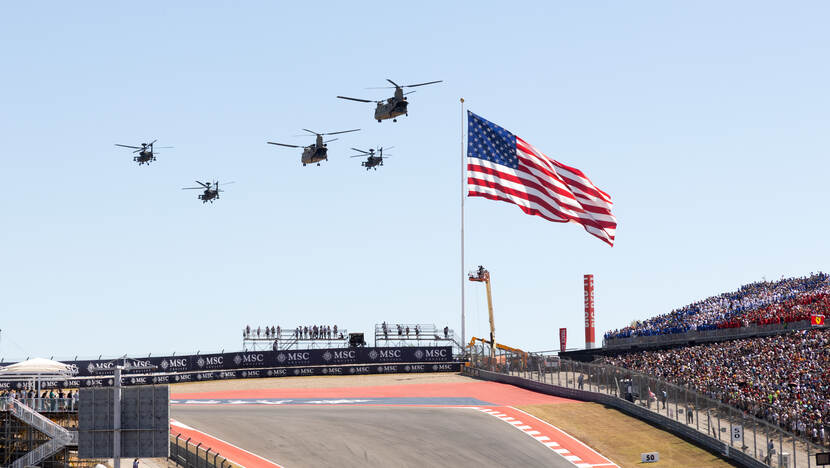 Vijf overvliegende helikopters boven het Circuit of the Americas.