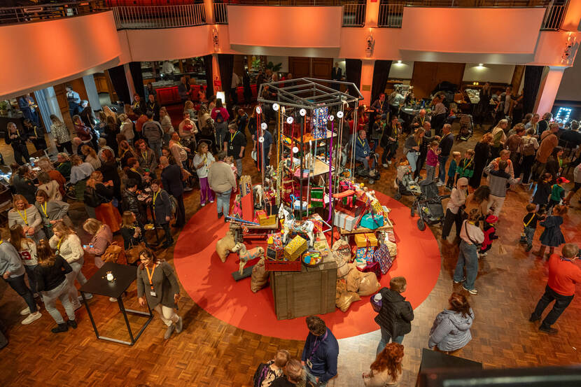 Ruimte vol mensen met in het midden sinterklaasdecoratie.