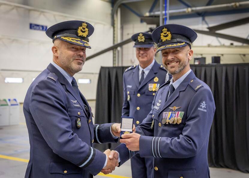 Schipmölder reikt de CLRS-waarderingsspeld uit aan Weijman.