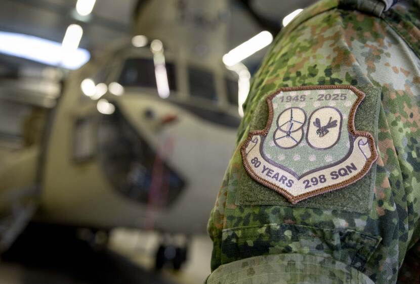 Patch met embleem en tekst ‘1945-2025’ en ‘80 years 298 sqn’ op militaire mouw.
