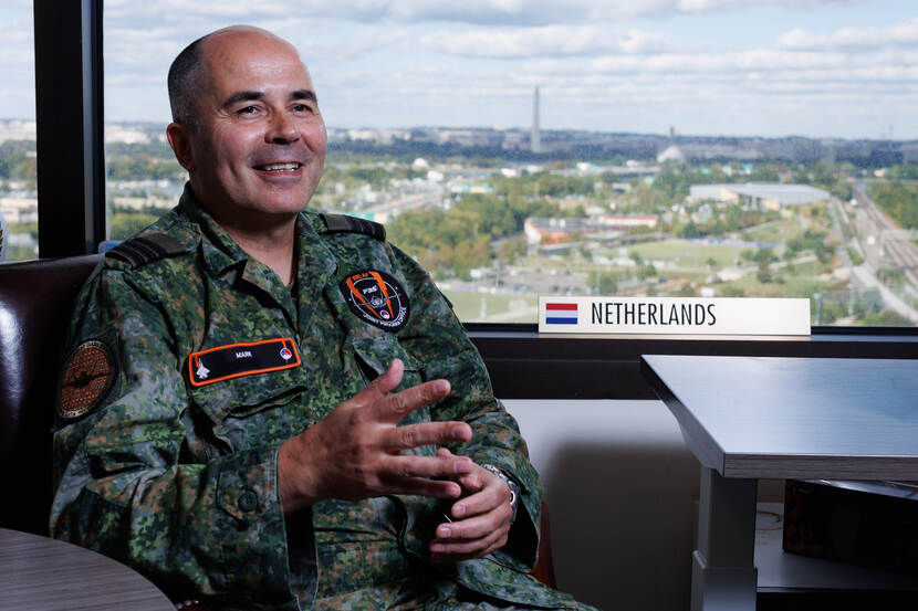 Luitenant-kolonel Mark terwijl hij met een lachend gezicht praat.