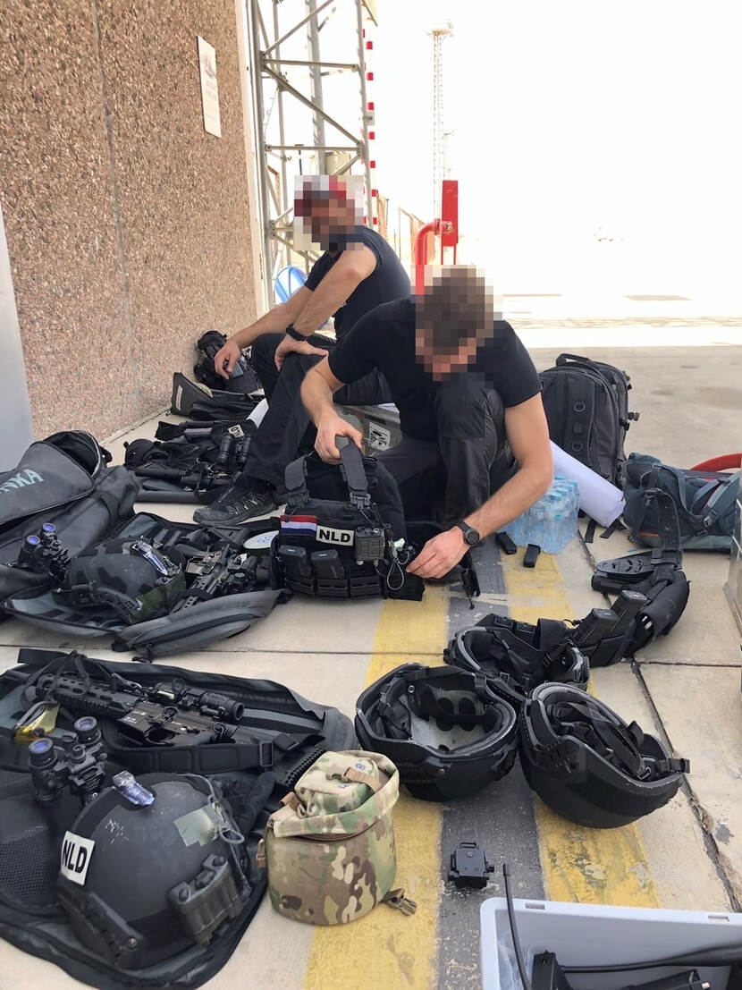 2 BSB-ers pakken hun spullen om zich voor te bereiden op hun inzet.