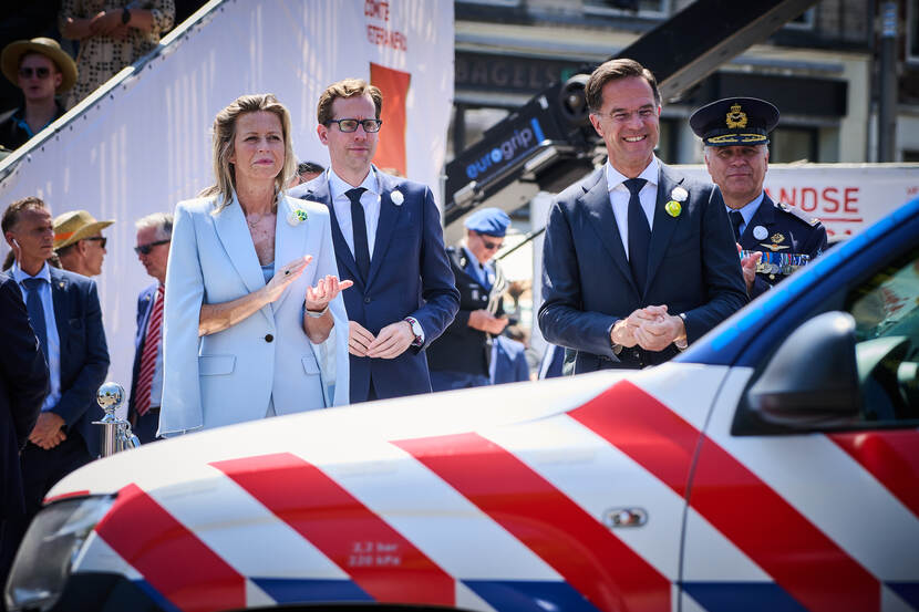 Premier Rutte en minister van Defensie Kajsa Ollongren tijdens het defile.