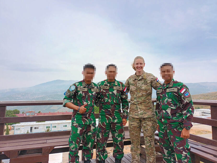 Als militaire genderadviseur is Annelies bij veel grote meetings aanwezig. Hier is ze te zien met een aantal collega’s uit Indonesië in Sector Oost van het missiegebied.