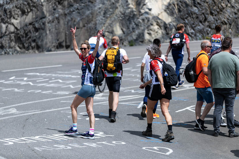 Een foto van wandelaars die meedoen aan Alpe D'HuZes.