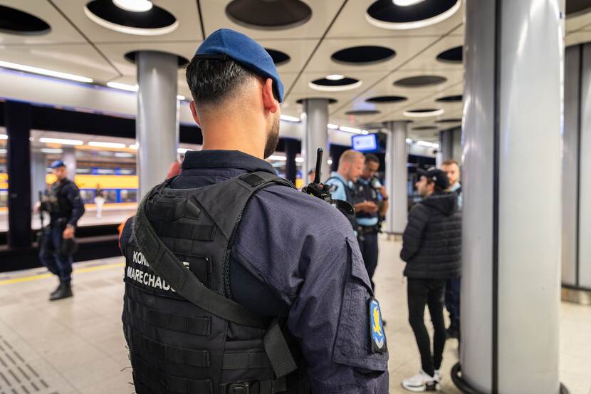 e Politiedienst zorgt ook voor de veiligheid op het NS-station onder Schiphol. Agressief gedrag wordt niet getolereerd.