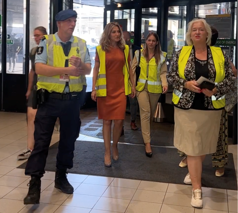 Minister J&V brengt werkbezoek aan Schiphol.