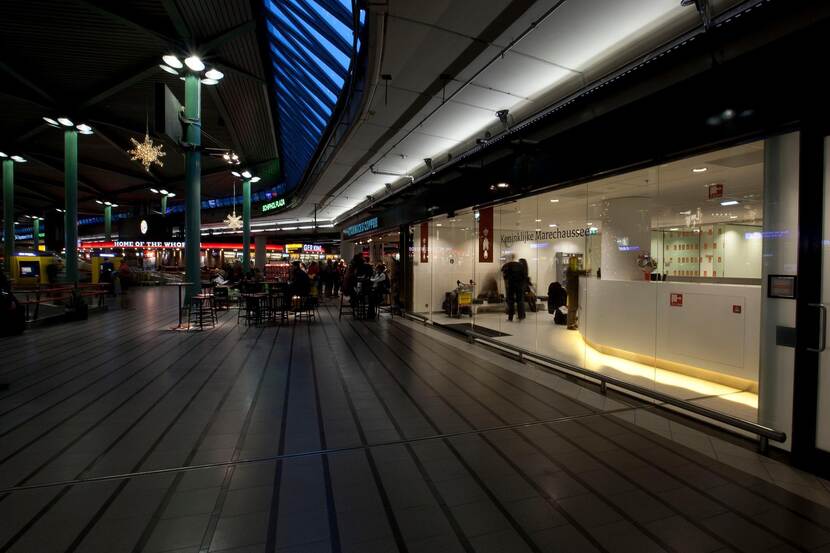 Een foto van de marechausseepost op Schiphol Plaza.