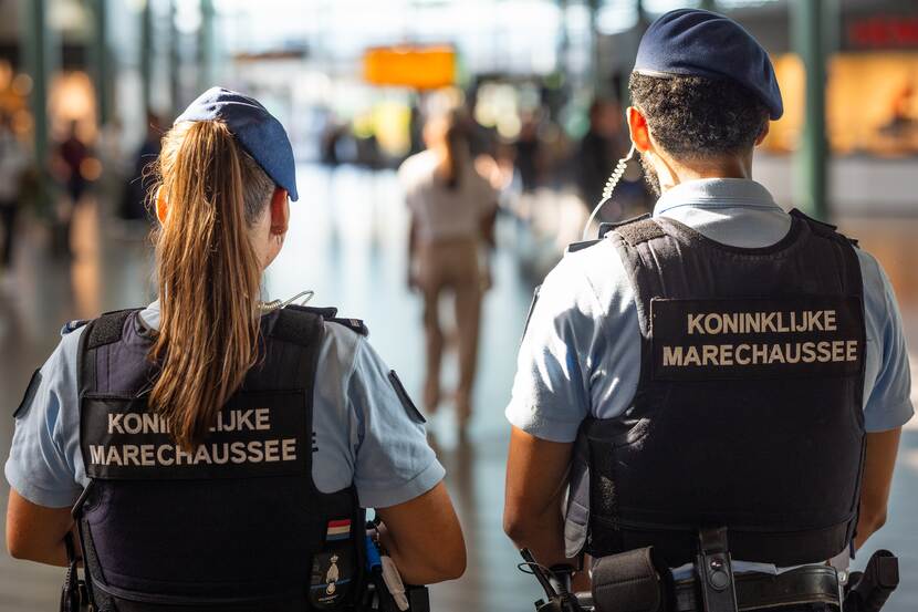 Leroy en Amber die het overzicht houden op Schiphol.