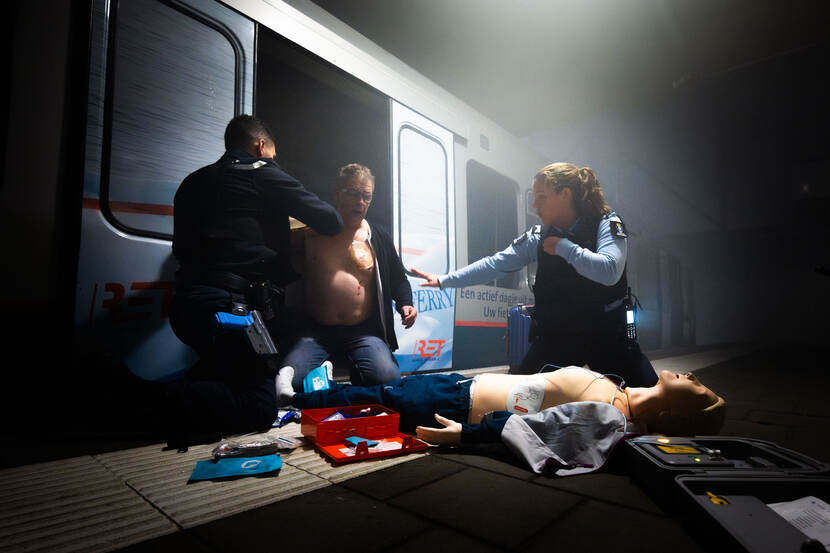 Een gewonde man wordt geholpen door marechaussees. Het is een onderdeel van de training.