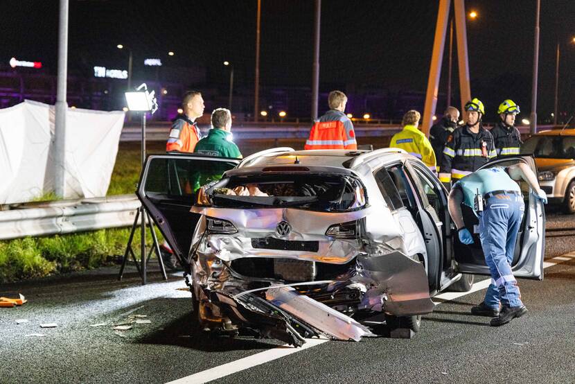 Nieuwsfoto van het verkeersongeluk met hulpdiensten.