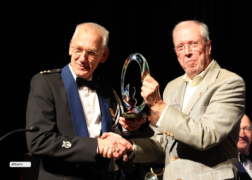 Dirigent Peter Kleine Schaars ontvangt zijn award.