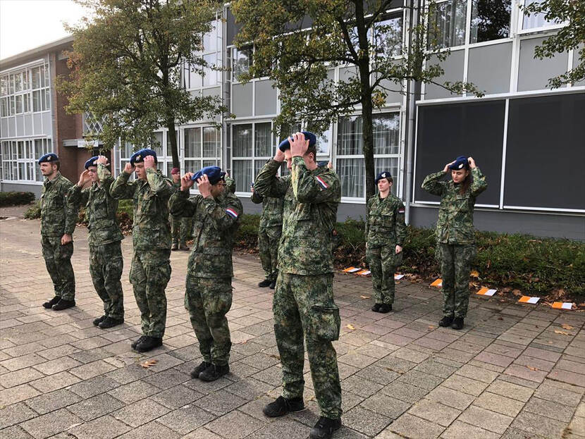 De dienjaarmilitairen ontvangen hun baret.