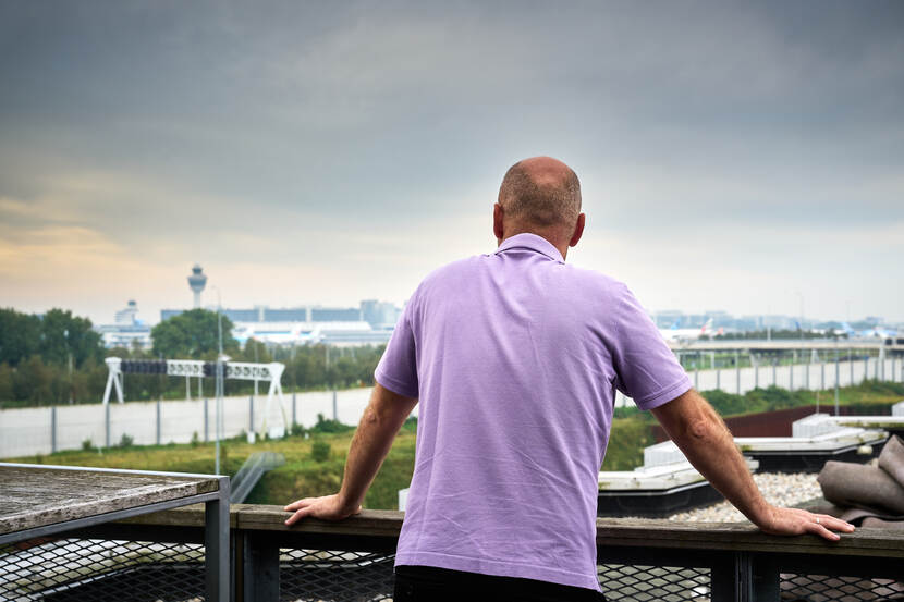 Een foto van collega Patrick met op de achtergrond Schiphol.